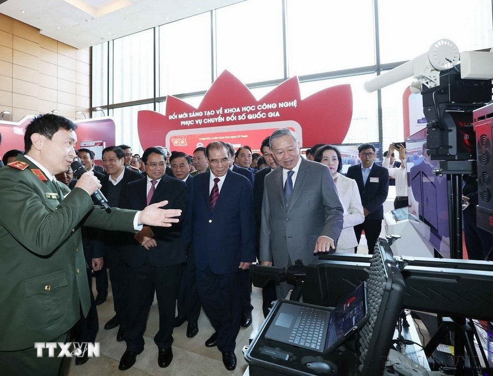Tổng Bí thư Tô Lâm cùng các đồng chí lãnh đạo, nguyên lãnh đạo Đảng, Nhà nước thăm khu trưng bày tại Hội nghị toàn quốc về đột phá phát triển khoa học, công nghệ, đổi mới sáng tạo và chuyển đổi số quốc gia (Hà Nội, 13/1/2025). (Ảnh: Thống Nhất/TTXVN)
