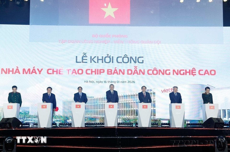 Tổng Bí thư Tô Lâm và Thủ tướng Phạm Minh Chính dự Lễ khởi công Nhà máy chế tạo Chip bán dẫn công nghệ cao (Hà Nội, 16/1/2026). (Ảnh: Thống Nhất/TTXVN)