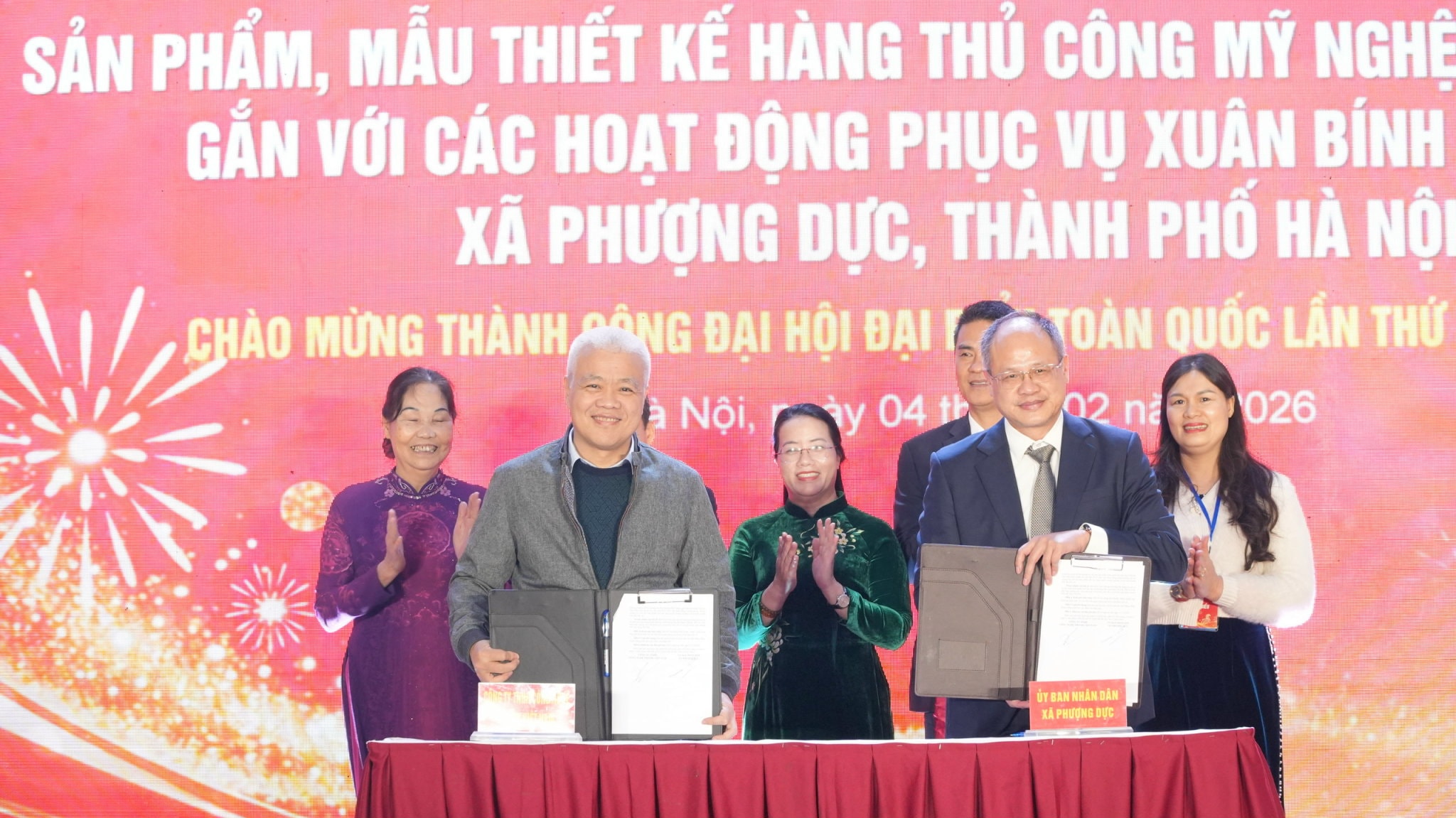 Xã Phượng Dực ký kết chương trình hợp tác với các đơn vị. Ảnh: Sơn Tùng