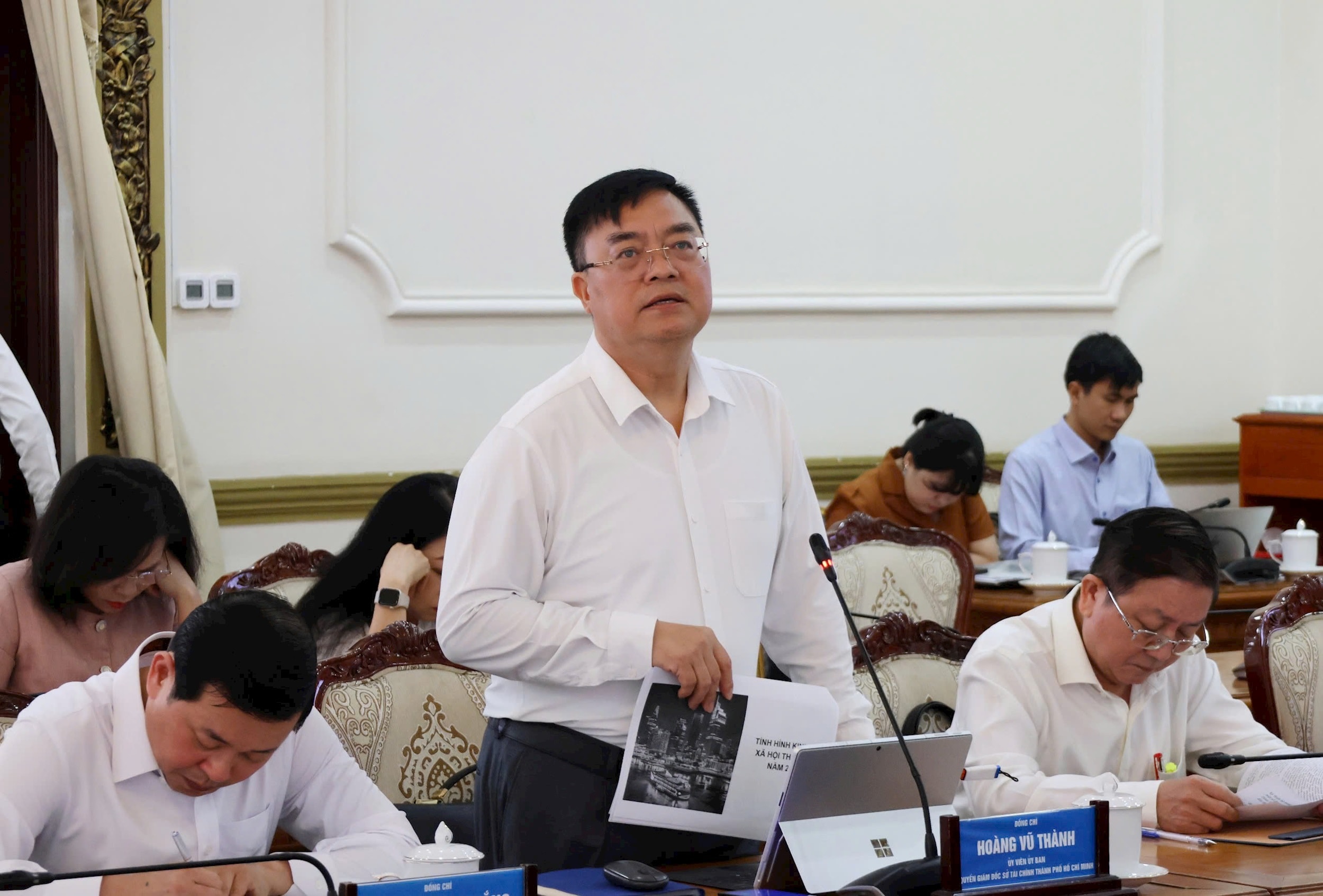 Quyền Giám đốc Sở Tài chính thành phố Hồ Chí Minh Hoàng Vũ Thảnh báo cáo tại phiên họp. Ảnh: NL
