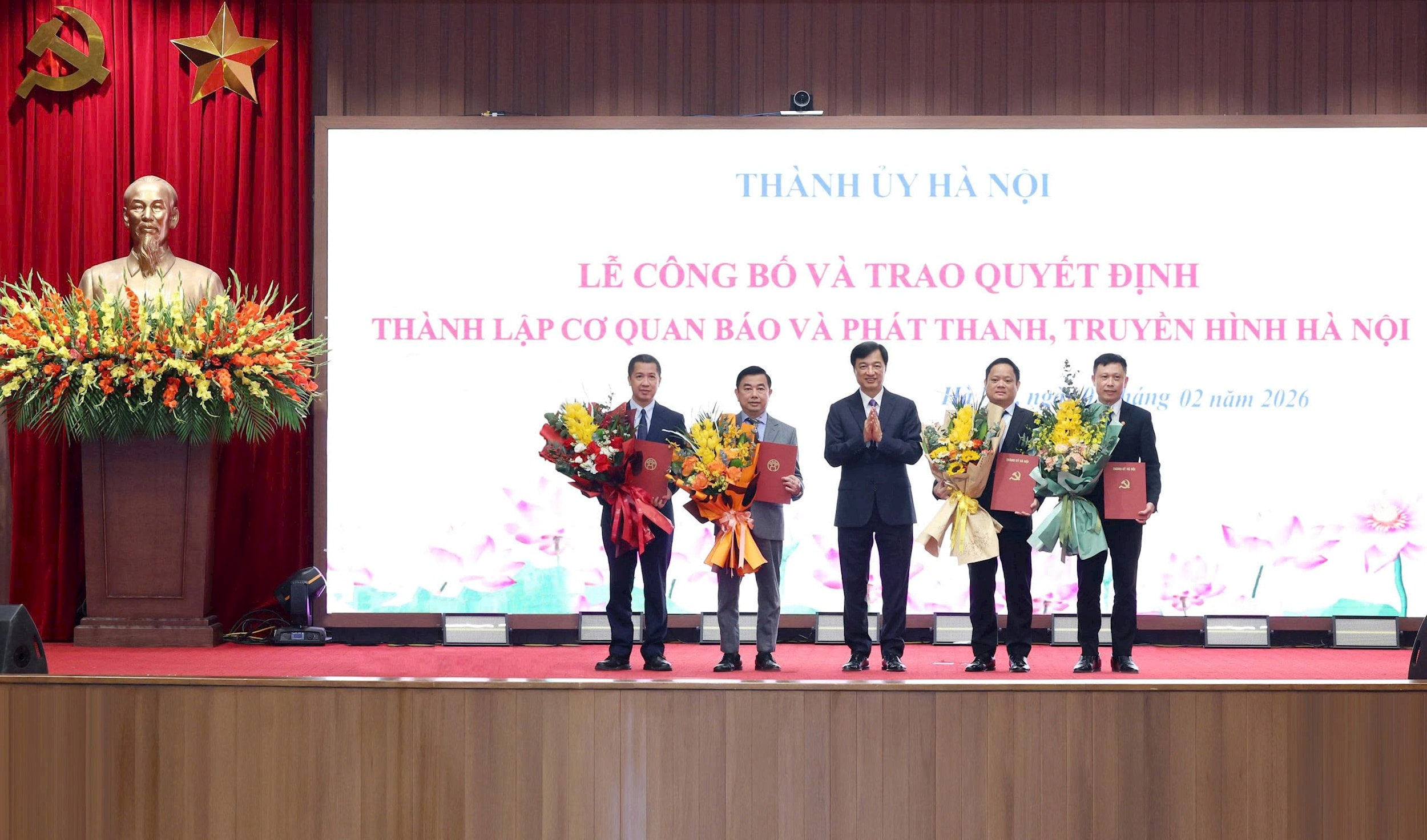 bi-thu-thanh-uy-trao-quyet-dinh.jpg