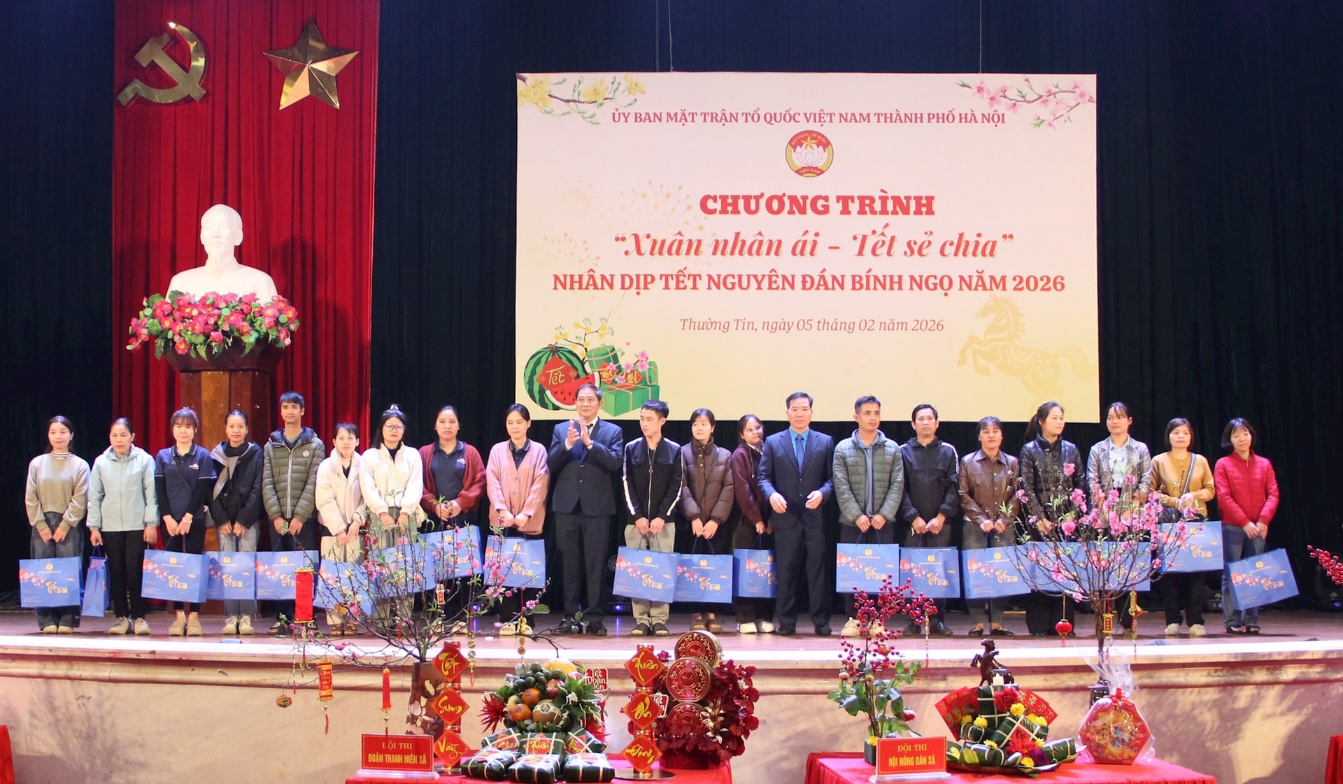 Những suất quà giúp người có hoàn cảnh khó khăn đón Tết đầm ấm . Ảnh: PV