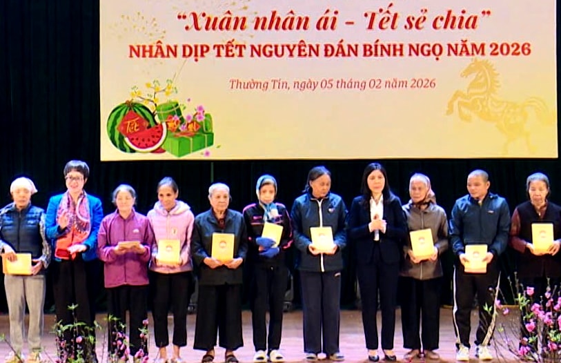 dai-dien-uy-ban-mat-tran-to-quoc-viet-nam-thanh-pho-ha-noi-trao-qua-tet-trong-chuong-trinh-xuan-nhan-ai-tet-se-chia-tai-xa-thuong-tin..jpg