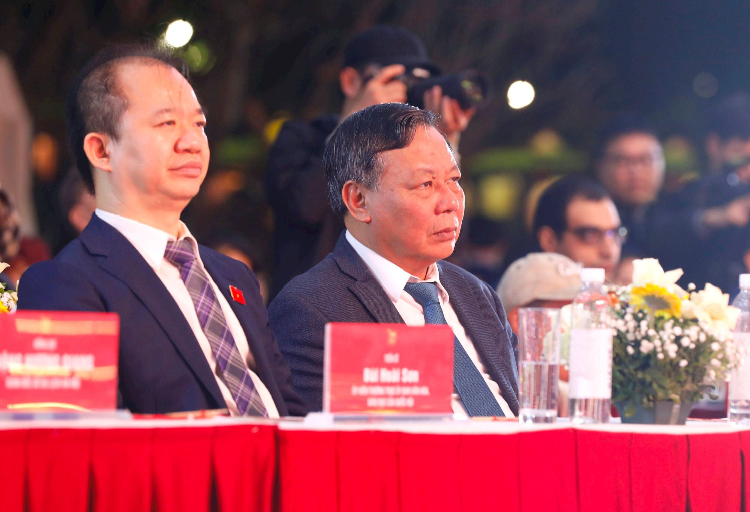 Phó Bí thư Thường trực Thành ủy Hà NôiNg Văn Phong và các đại biểu dự chương trình. Ảnh: Việt Cường