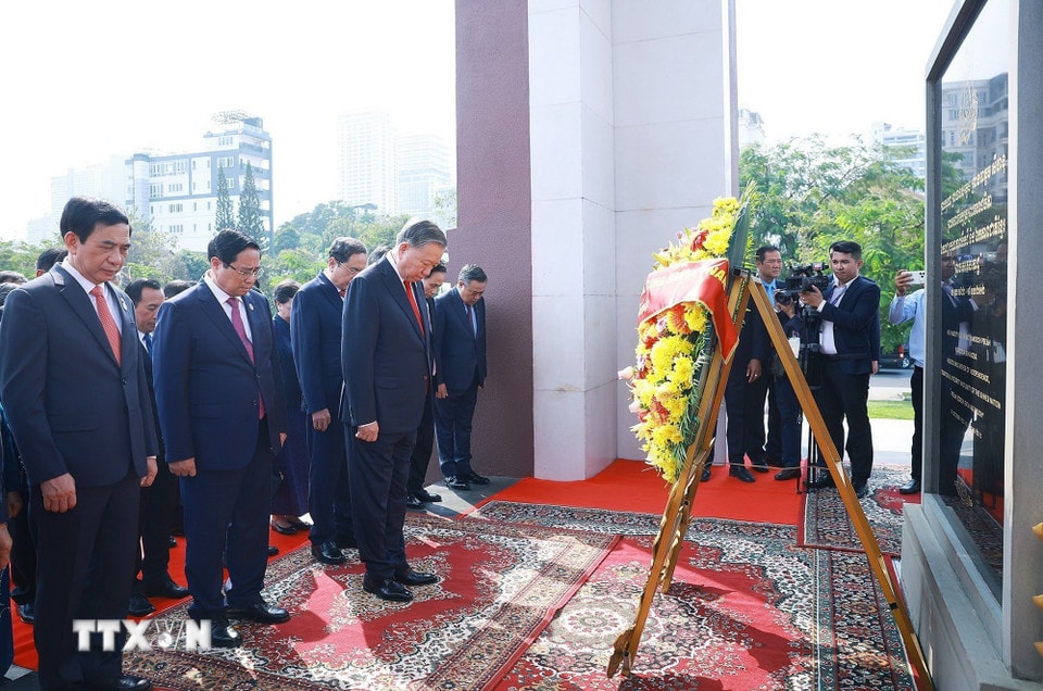 tong-bi-thu-to-lam-dat-hoa-tuong-niem-co-quoc-vuong-campuchia-norodom-sihanouk-4.jpg
