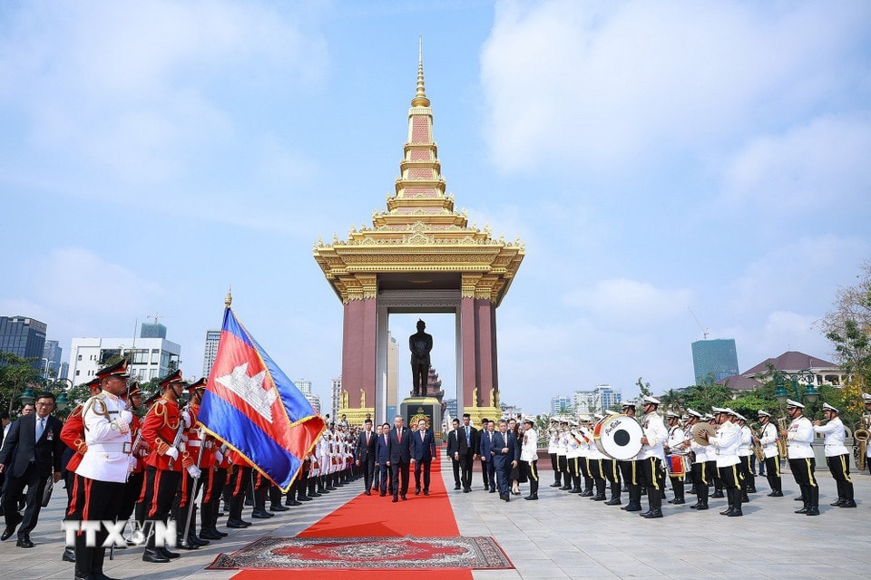tong-bi-thu-to-lam-dat-hoa-tuong-niem-co-quoc-vuong-campuchia-norodom-sihanouk-5.jpg