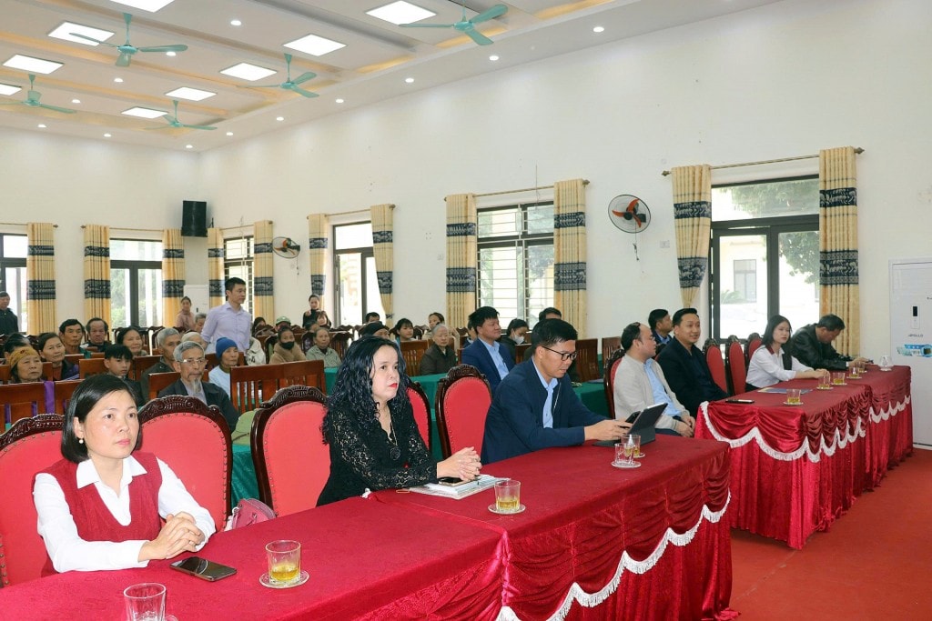 Các đại biểu và đông đảo bà con tại buổi tặng quà ý nghĩa nhân dịp Tết Bính Ngọ