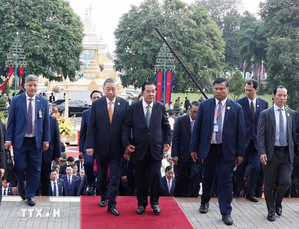 Samdech Techo Hun Sen chủ trì Lễ đón chính thức Tổng Bí thư Tô Lâm thăm cấp Nhà nước tới Vương quốc Campuchia. (Ảnh: Thống Nhất/TTXVN)