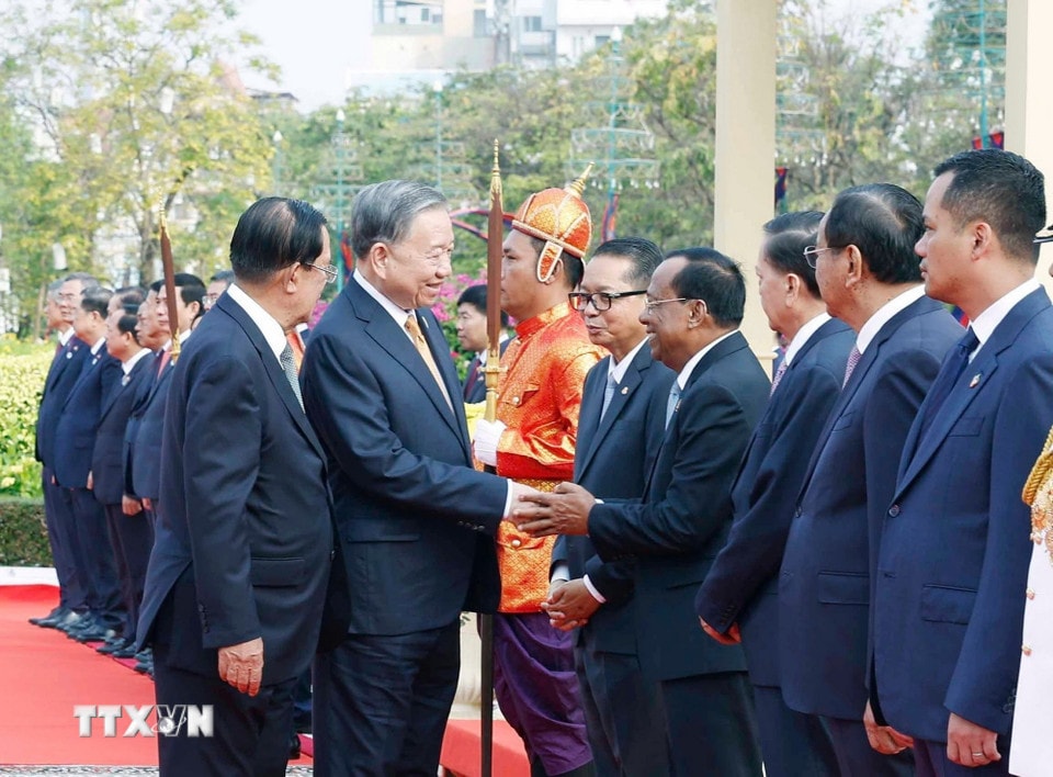 Tổng Bí thư Tô Lâm với thành viên đoàn cấp cao Campuchia. (Ảnh: Thống Nhất/TTXVN)