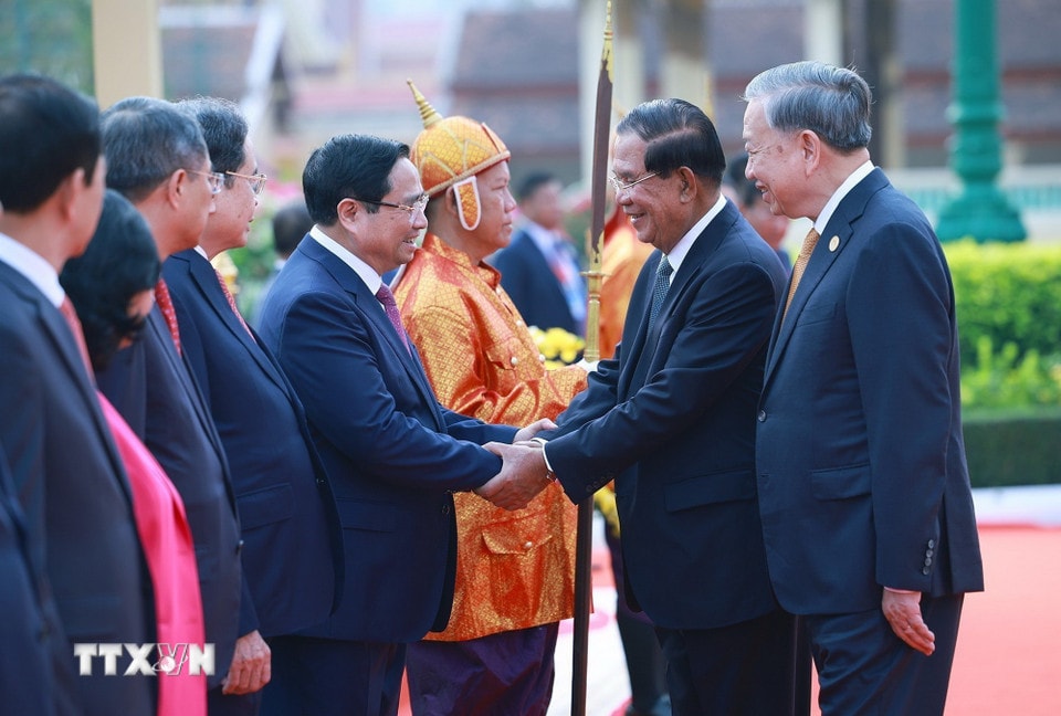 Tổng Bí thư Tô Lâm giới thiệu thành viên đoàn cấp cao Việt Nam với Samdech Techo Hun Sen. (Ảnh: Dương Giang/TTXVN)