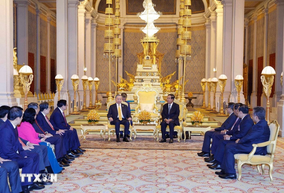 Samdech Techo Hun Sen chủ trì Lễ đón chính thức Tổng Bí thư Tô Lâm thăm cấp Nhà nước tới Vương quốc Campuchia. (Ảnh: Thống Nhất/TTXVN)