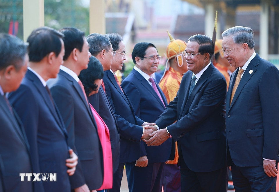 Tổng Bí thư Tô Lâm giới thiệu thành viên đoàn cấp cao Việt Nam với Samdech Techo Hun Sen. (Ảnh: Dương Giang/TTXVN)