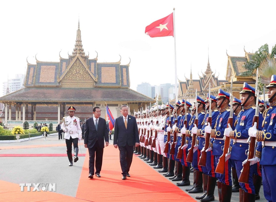 Tổng Bí thư Tô Lâm và Samdech Techo Hun Sen duyệt Đội danh dự Quân đội Hoàng gia Campuchia. (Ảnh: Thống Nhất/TTXVN)