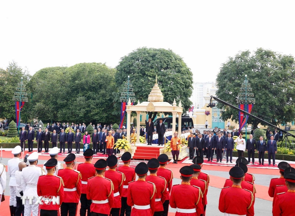 Lễ đón Tổng Bí thư Tô Lâm thăm cấp Nhà nước tới Vương quốc Campuchia được tổ chức trọng thể tại Hoàng cung ở Thủ đô Phnom Penh. (Ảnh: Thống Nhất/TTXVN)