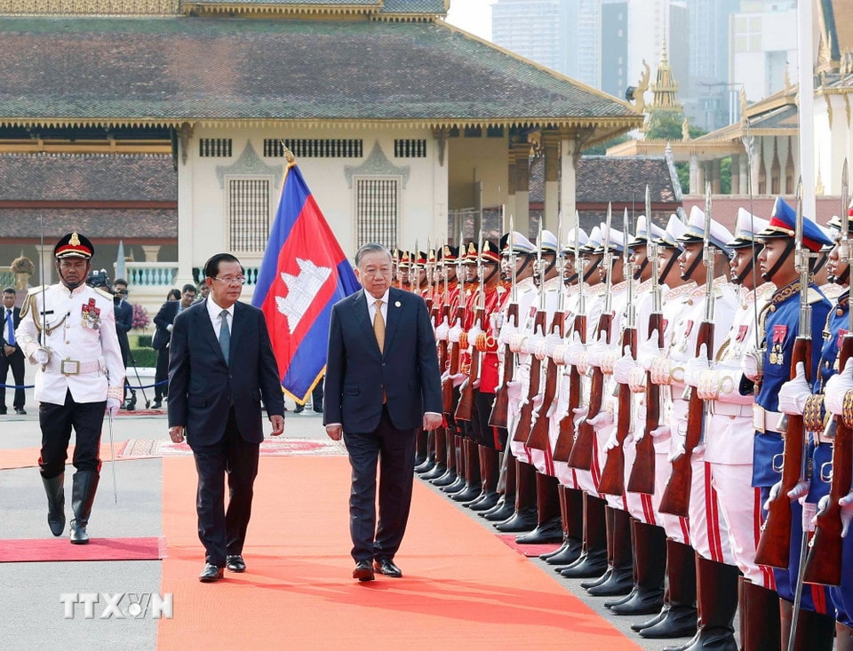 Tổng Bí thư Tô Lâm và Samdech Techo Hun Sen duyệt Đội danh dự Quân đội Hoàng gia Campuchia. (Ảnh: Thống Nhất/TTXVN)