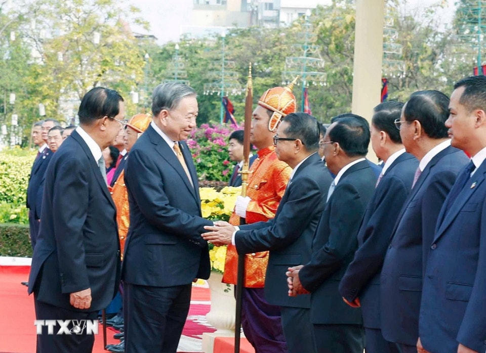 Tổng Bí thư Tô Lâm với thành viên đoàn cấp cao Campuchia. (Ảnh: Thống Nhất/TTXVN)