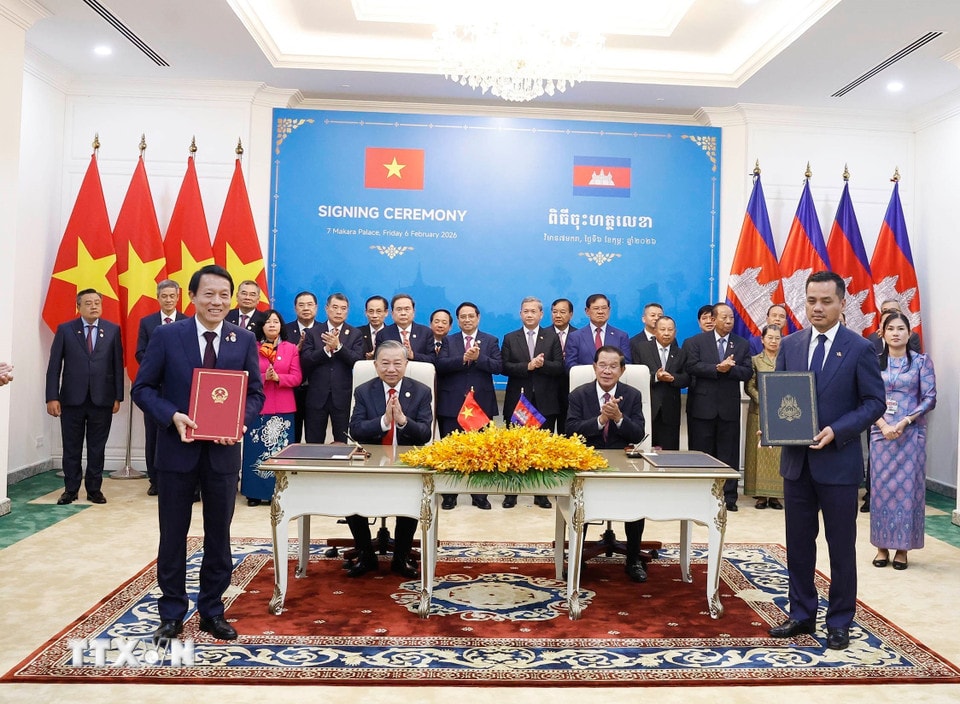 Ký kết Kế hoạch hợp tác năm 2026 giữa Bộ Công an Việt Nam và Bộ Nội vụ Campuchia. (Ảnh: Thống Nhất/TTXVN)