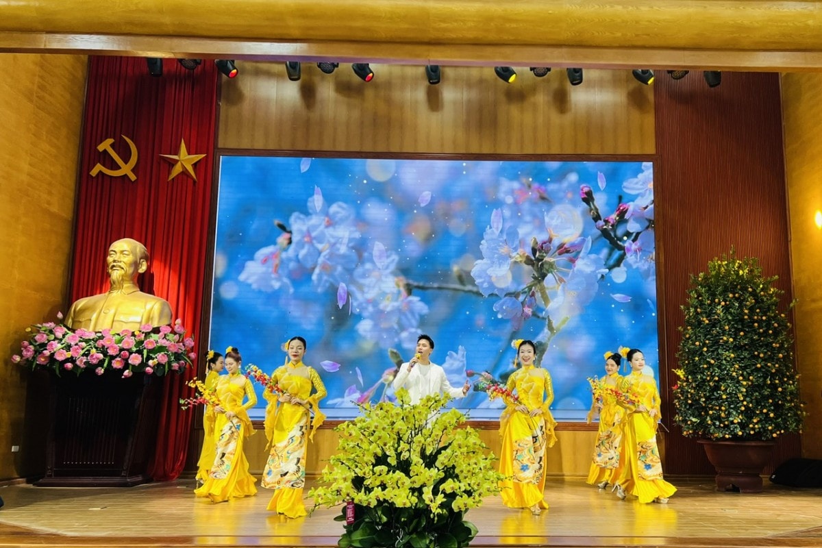 Công đoàn phường Tây Hồ chăm lo Tết cho người lao động, phát động phong trào thi đua đổi mới sáng tạo năm 2026