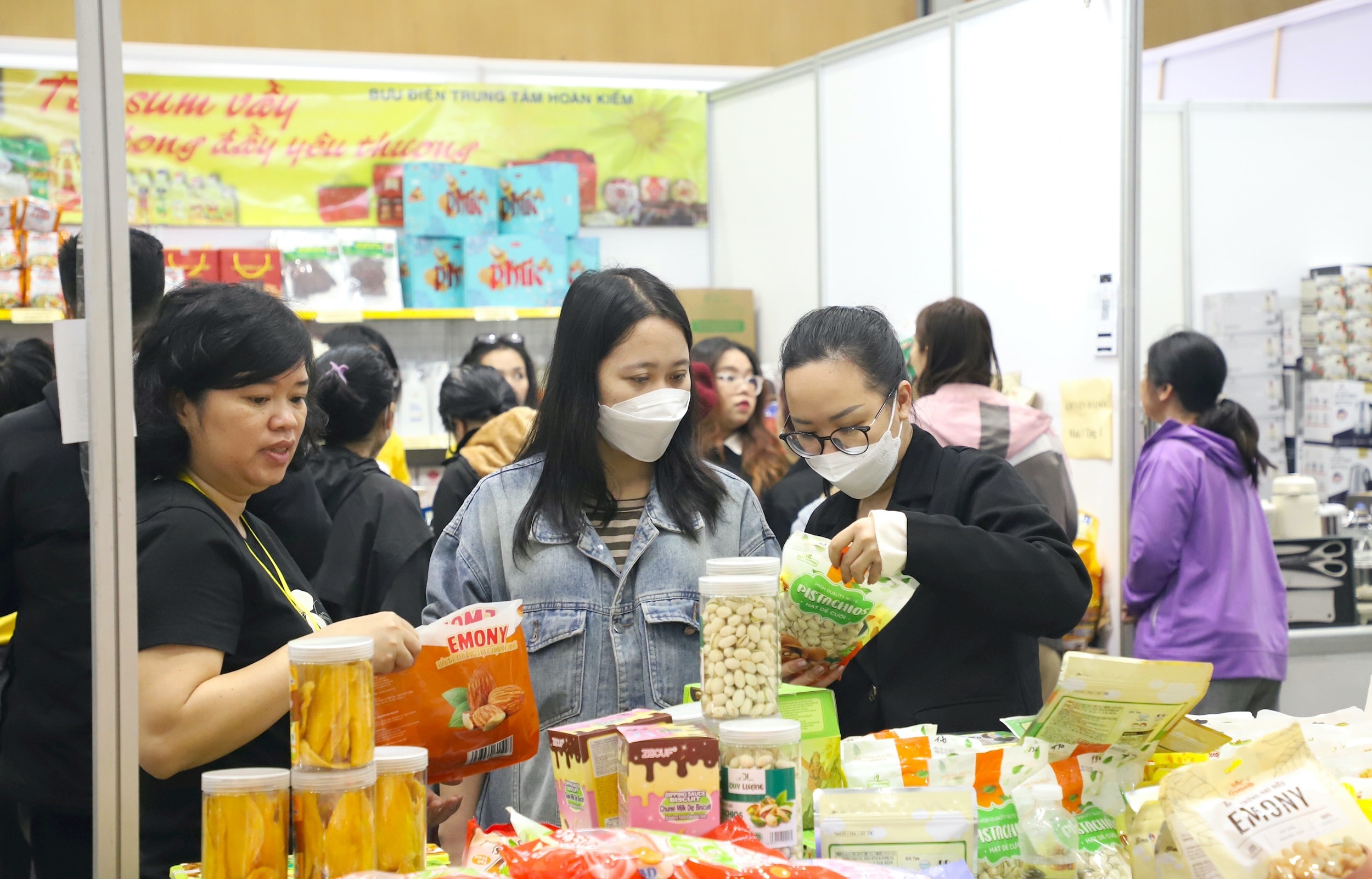 Công nhân lao động mua sắm tại Chợ Tết Công đoàn. Ảnh: Mạnh Quân