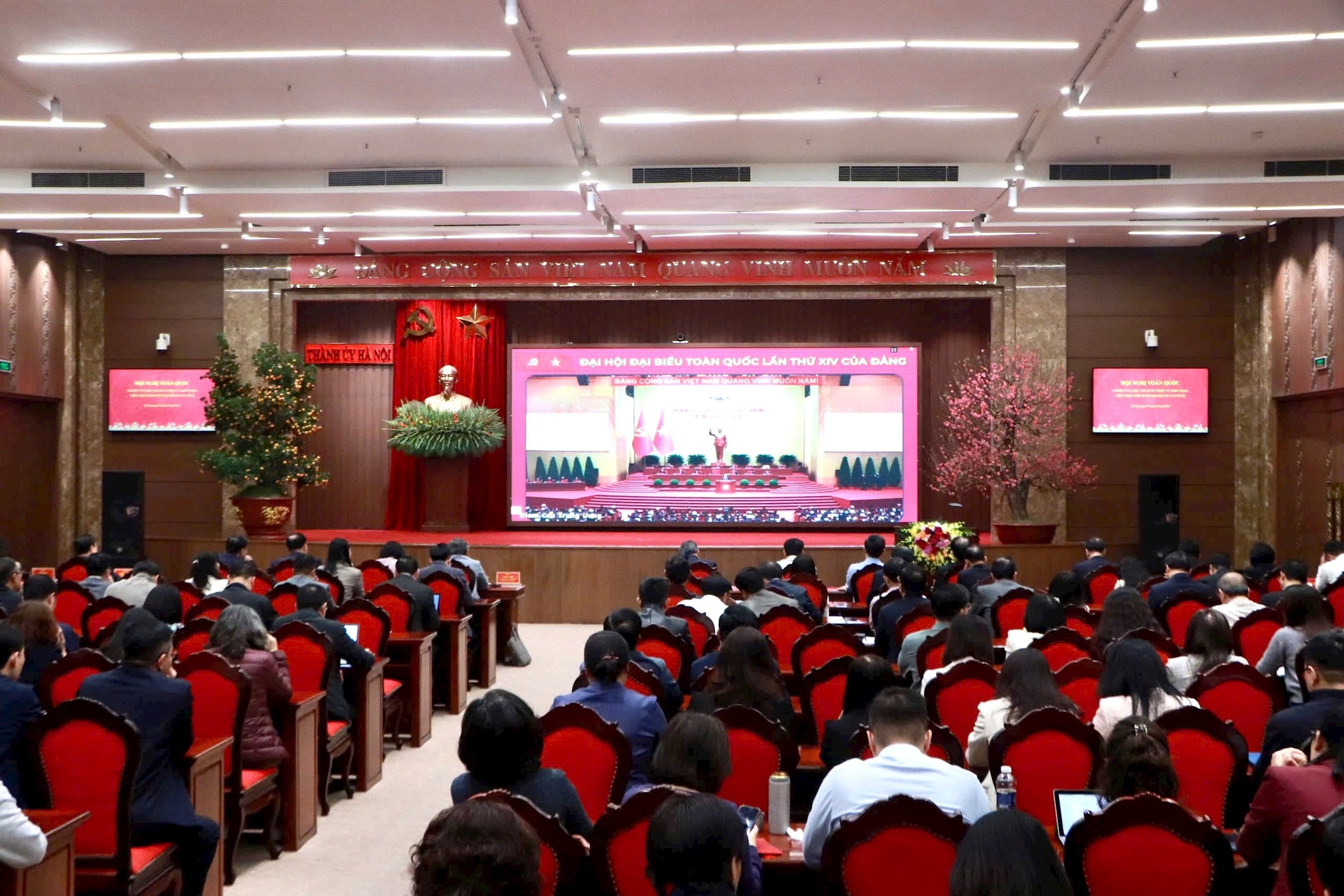 Delegierte am Treffpunkt des Parteikomitees der Stadt Hanoi. Foto: Viet Thanh.