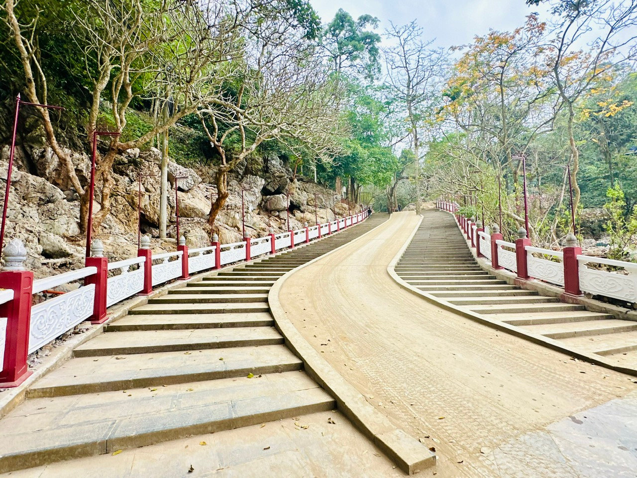 Đường từ bến thuyền lên chùa Thiên Trù được chỉnh trang, mở rộng sạch sẽ, gọn gàng. Ảnh: H