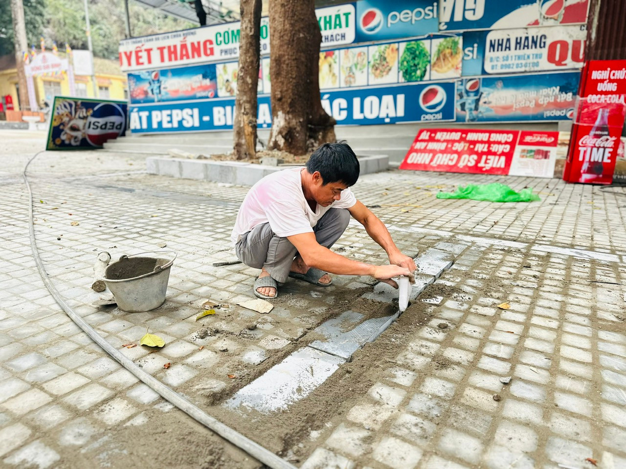 Vào ngày nghỉ cuối tuần, công nhân tất bật lát gạch, đá để làm đẹp cảnh quan. Ảnh: Hoàng Lan