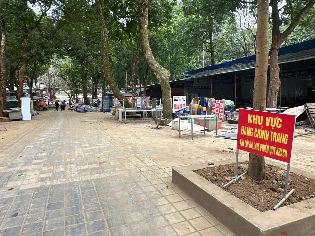Theo UBND xã Hương Sơn, để chuẩn bị cho Lễ hội chùa Hương, xã đã thực hiện quy hoạch 116 gian hàng (năm ngoái là hơn 300 gian hàng), bố trí tại các khu vực Thiên Trù, bến Trò, tuyến Hương Tích, Giải Oan; 102 gian hàng ngoài quy hoạch được bố trí tại khu ngoại ô, khu Đền Trình và khu vực sân vận động xã. Ảnh: Hoàng Lân.