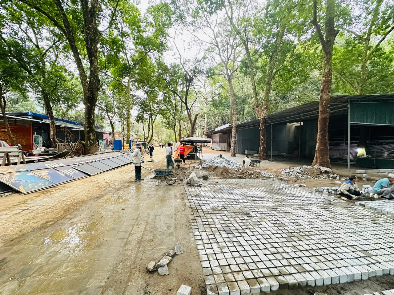 Tại thời điểm kiểm tra, công tác chỉnh trang, lát đá đường đi đang được gấp rút thực hiện. Ảnh: Hoàng Lân.