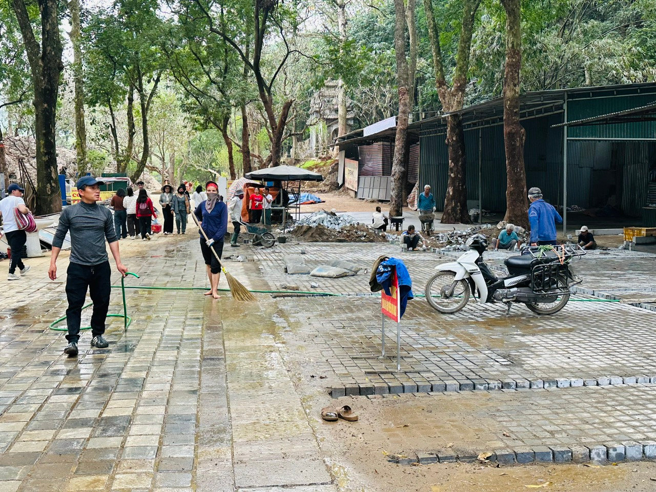Công tác chỉnh trang không gia lễ hội được đẩy mạnh. Ông Bùi Văn Triều hiện là Giám đốc Ban quản lý Khu di tích và danh thắng Hương Sơn (Chùa Hương) cho biết, muộn nhất đến ngày 25 tháng Chạp, xã sẽ hoàn tất công tác chỉnh trang, vệ sinh đường để tạo không gian sạch, đẹp, an toàn cho người dân và du khách hành hương và dự Lễ hội chùa Hương xuân Bính Ngọ. Ảnh: Hoàng Lân.
