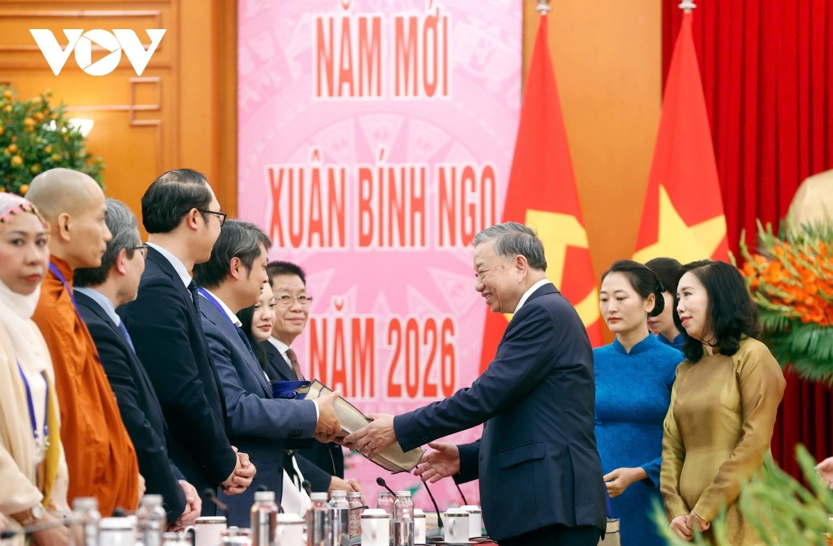 Tổng Bí thư Tô Lâm tặng quà cho các kiều bào tại buổi gặp mặt.