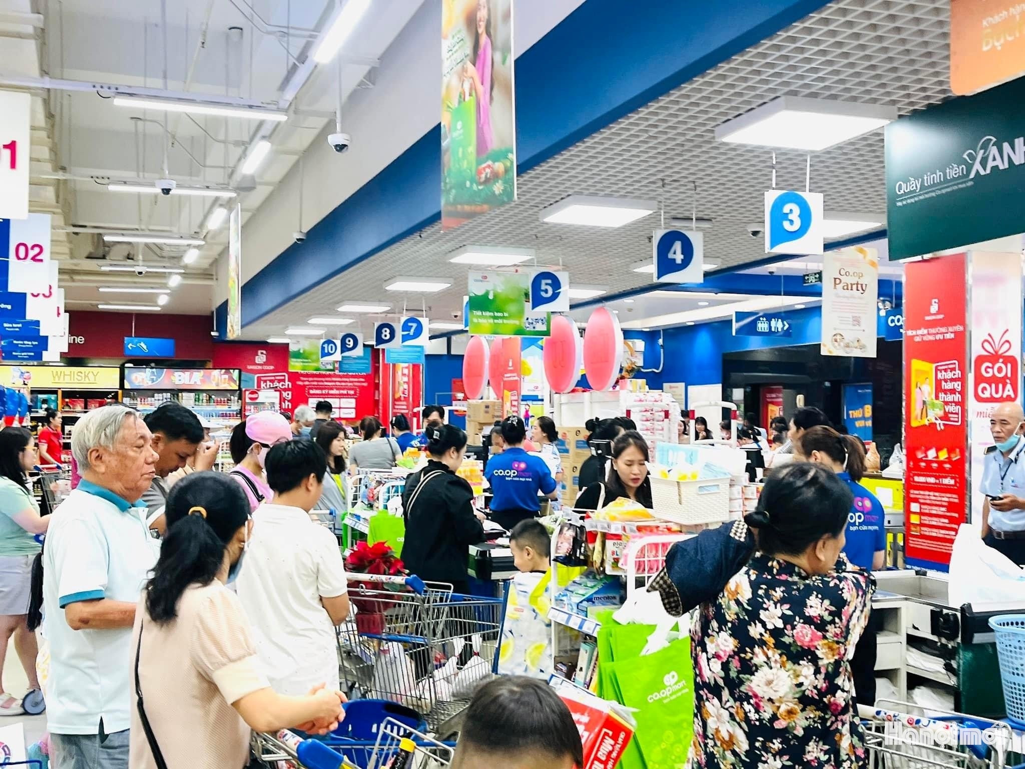 W_khong-khi-mua-sam-nhop-nhip-ron-rang-tai-co.opmart.jpg