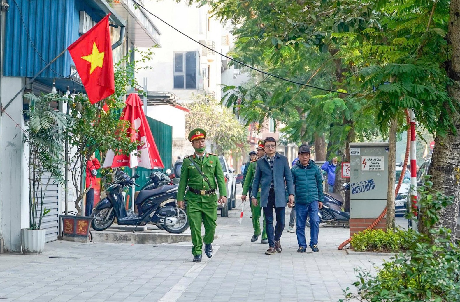 cong-an-phuong-tay-ho-phoi-hop-cung-luc-luong-chuc-nang-tuan-tra-bao-dam-an-ninh-trat-tu-tet-nguyen-dan-binh-ngo-2026..jpg
