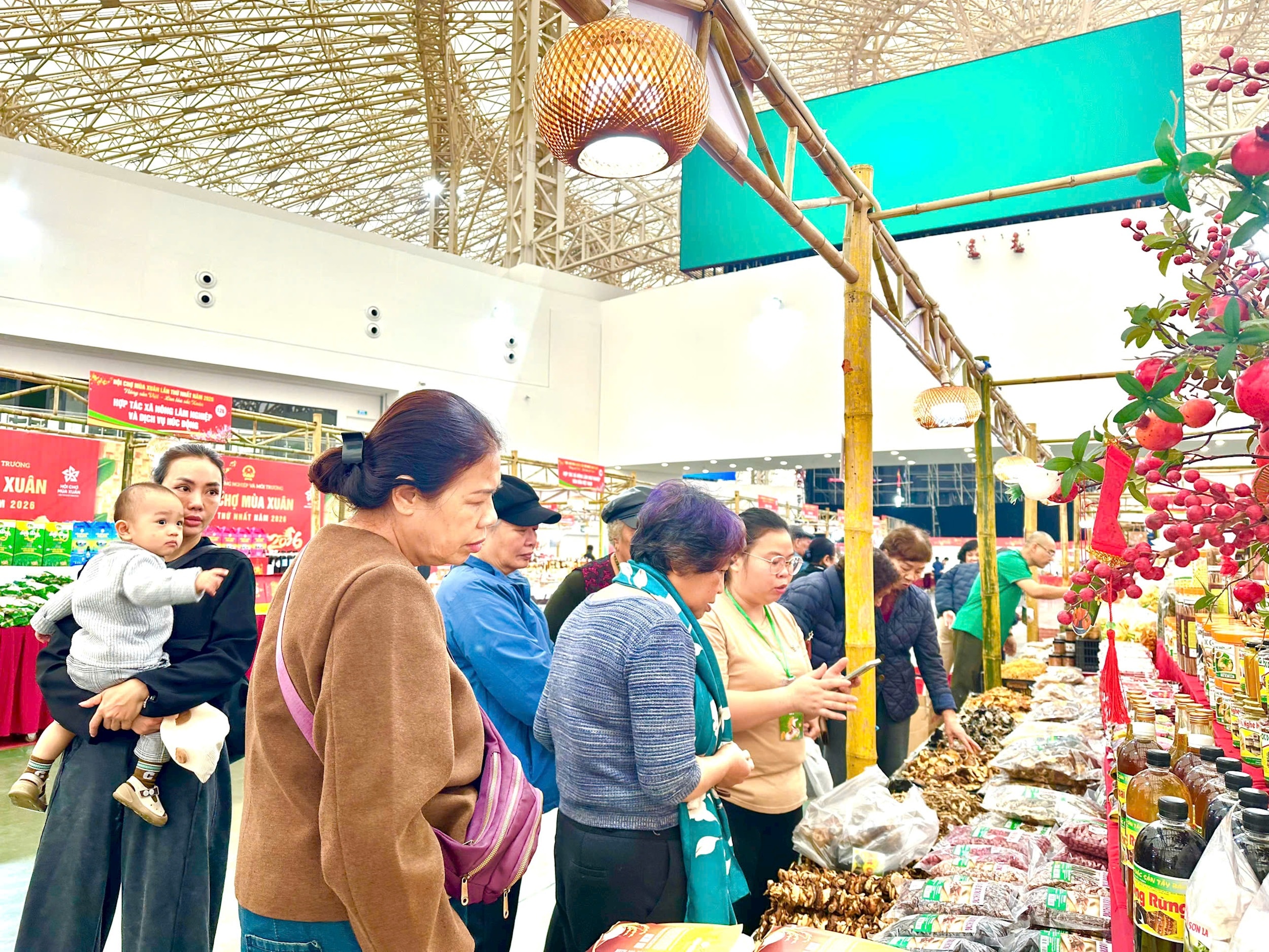 gen-h-nguoi-dan-toi-mua-sam-tai-hoi-cho.jpg