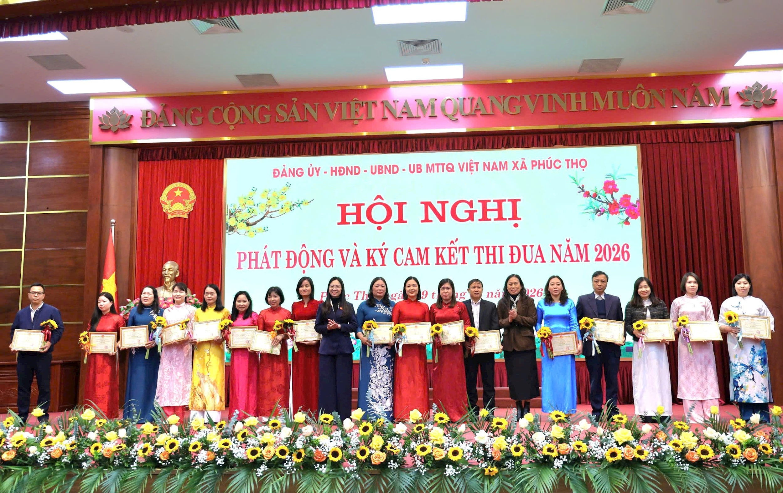 Các đồng chcis lãnh đạo xã Phúc thọ khen thưởng cho các tập thể, cá nhân có thành tích trong phong trào thi đua. Ảnh: Nguyễn Mai