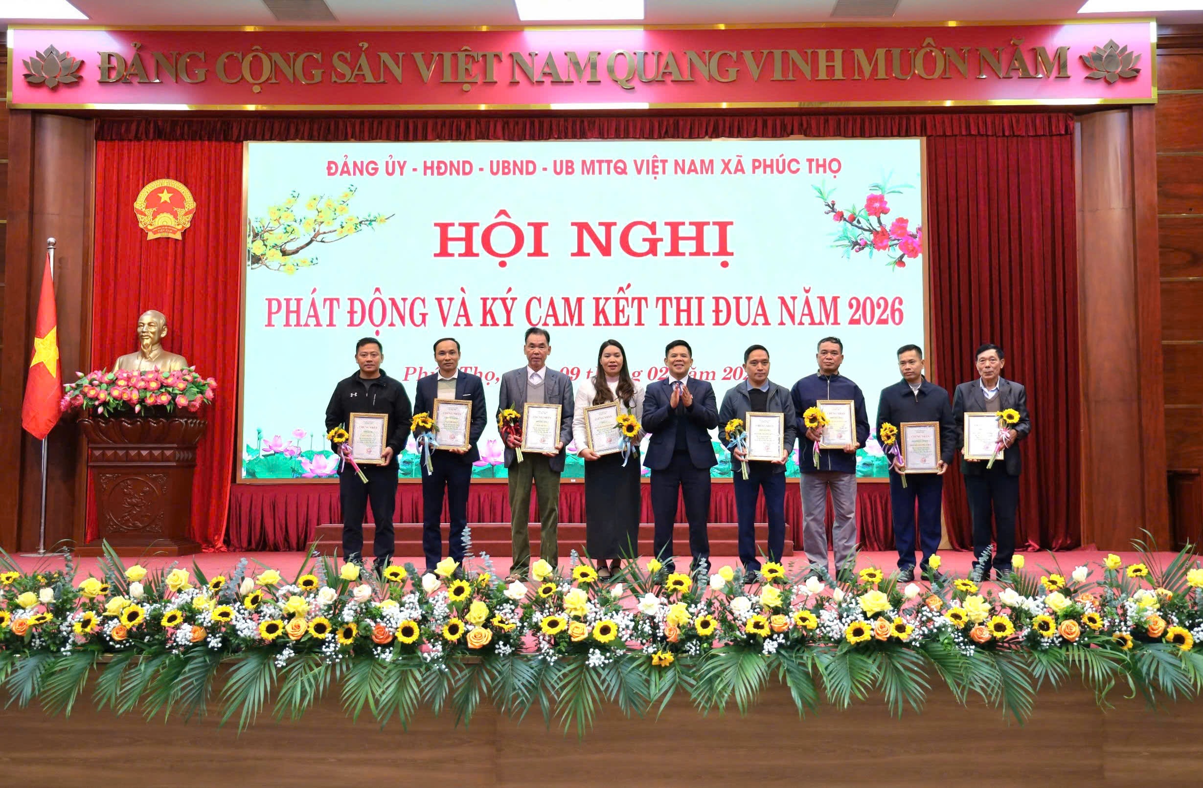 Chủ tịch UBND xã Phúc Thọ Kiều Trọng Sỹ trao khen thưởng. Ảnh: NGuyễn M
