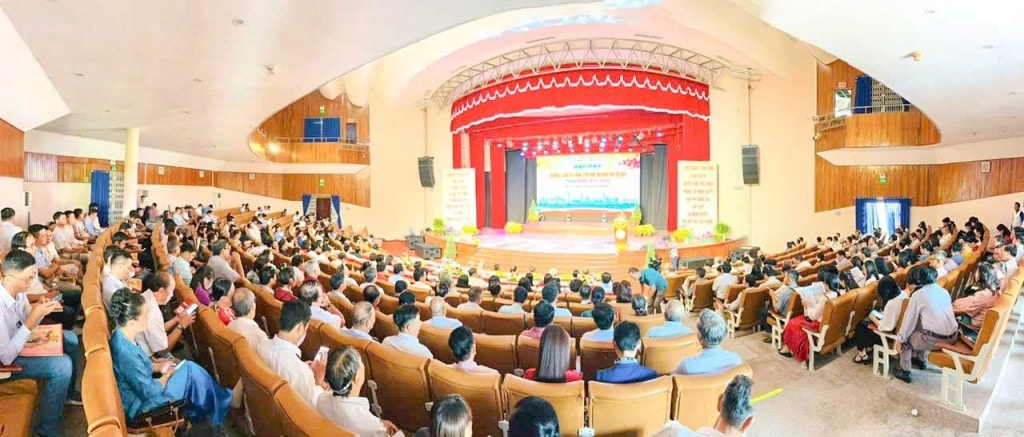 Tòn cảnh buổi họp mặt