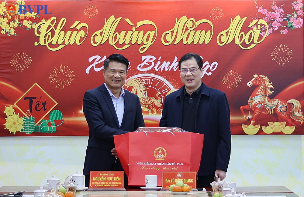 Đồng chí Nguyễn Huy Tiến, Viện trưởng VKSND tối cao tặng quà cho Uỷ ban MTTQ Việt Nam tỉnh Cao Bằng.