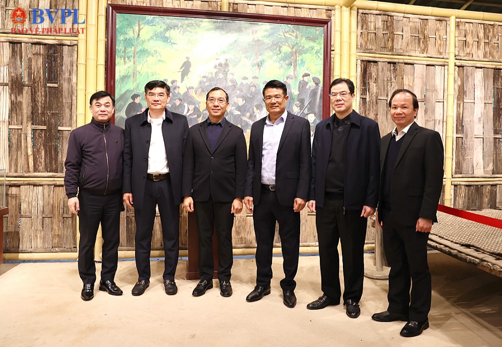 Viện trưởng VKSND tối cao thăm, tặng quà dịp Tết Nguyên đán Bính Ngọ tại tỉnh Cao Bằng
