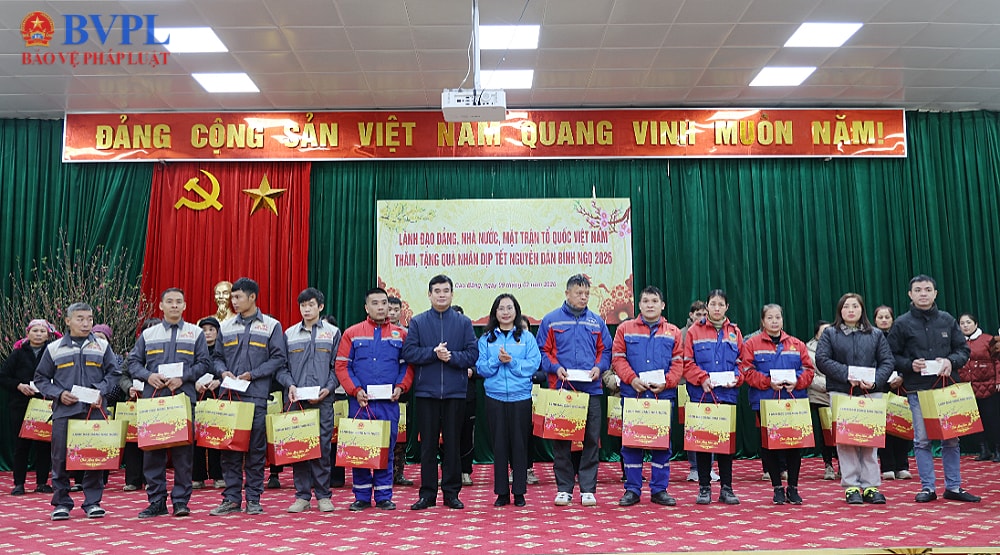 Viện trưởng VKSND tối cao thăm, tặng quà dịp Tết Nguyên đán Bính Ngọ tại tỉnh Cao Bằng