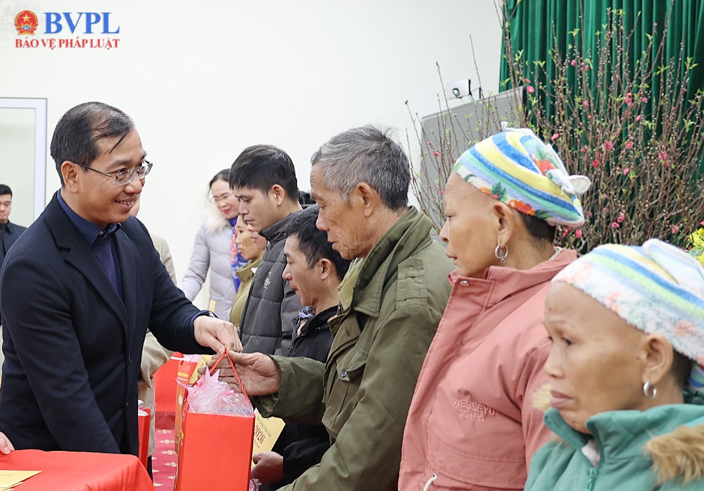 Viện trưởng VKSND tối cao thăm, tặng quà dịp Tết Nguyên đán Bính Ngọ tại tỉnh Cao Bằng