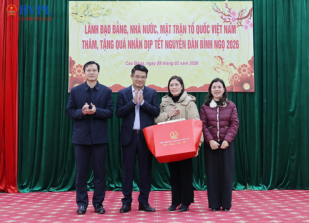 Đồng chí Nguyễn Huy Tiến, Viện trưởng VKSND tối cao trao quà tặng tập thể lãnh đạo Đảng uỷ, UBND xã Nguyên Bình, tỉnh Cao Bằng.