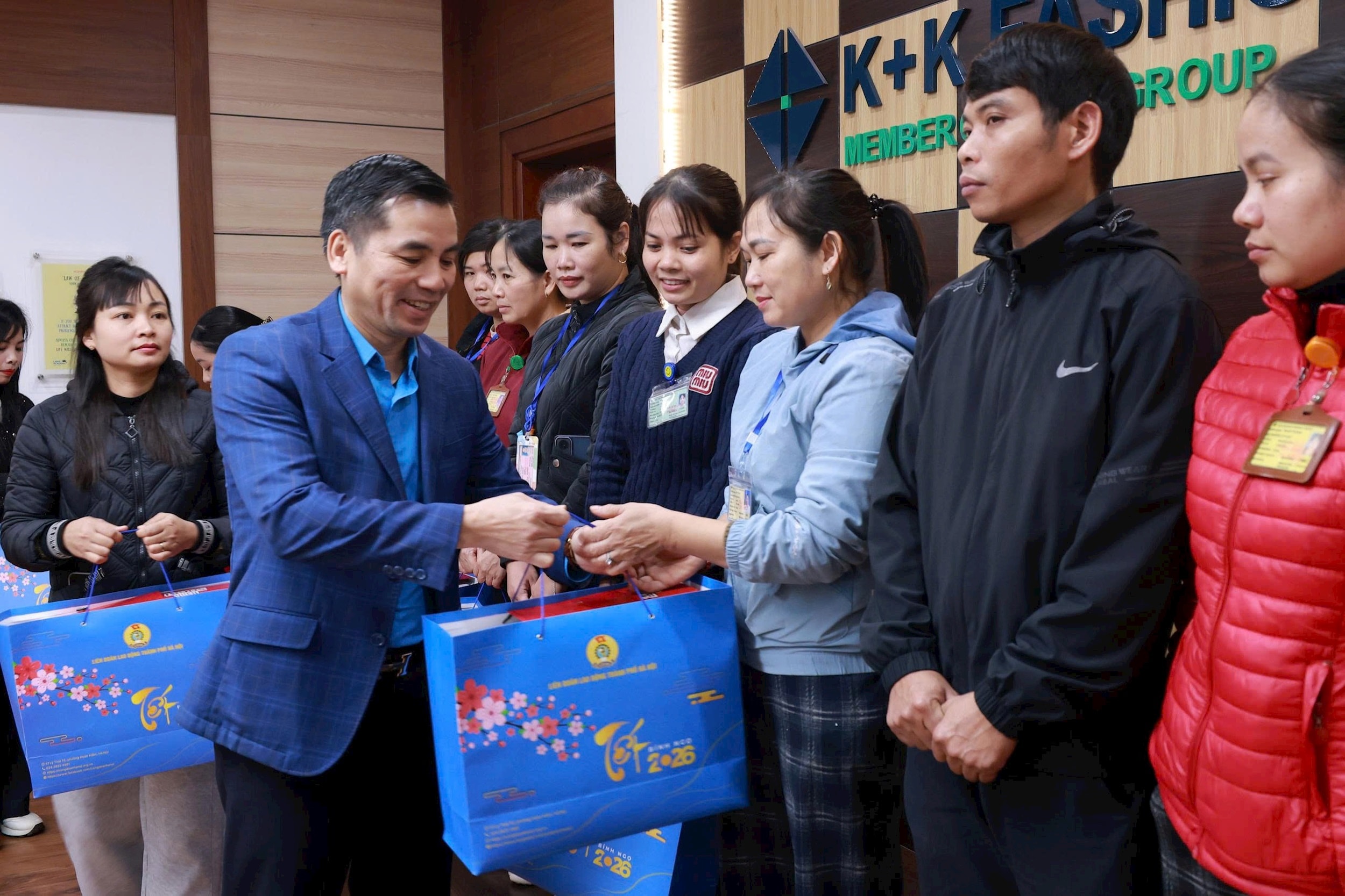 Phó Chủ tịch Thường trực LĐLĐ thành phố Hà Nội Lê Đình Hùng tặng quà đoàn viên, công nhân lao động tại Công ty TNHH K+K Fashion. Ảnh: PV