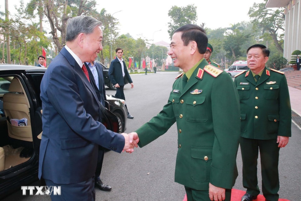 tong-bi-thu-gap-mat-dai-bie.jpg