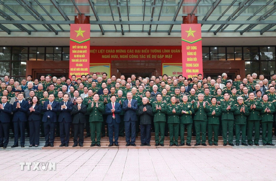 tong-bi-thu-gap-mat-dai-bieu-tuong-linh-quan-doi-nghi-huu-nghi-cong-tac-8.jpg