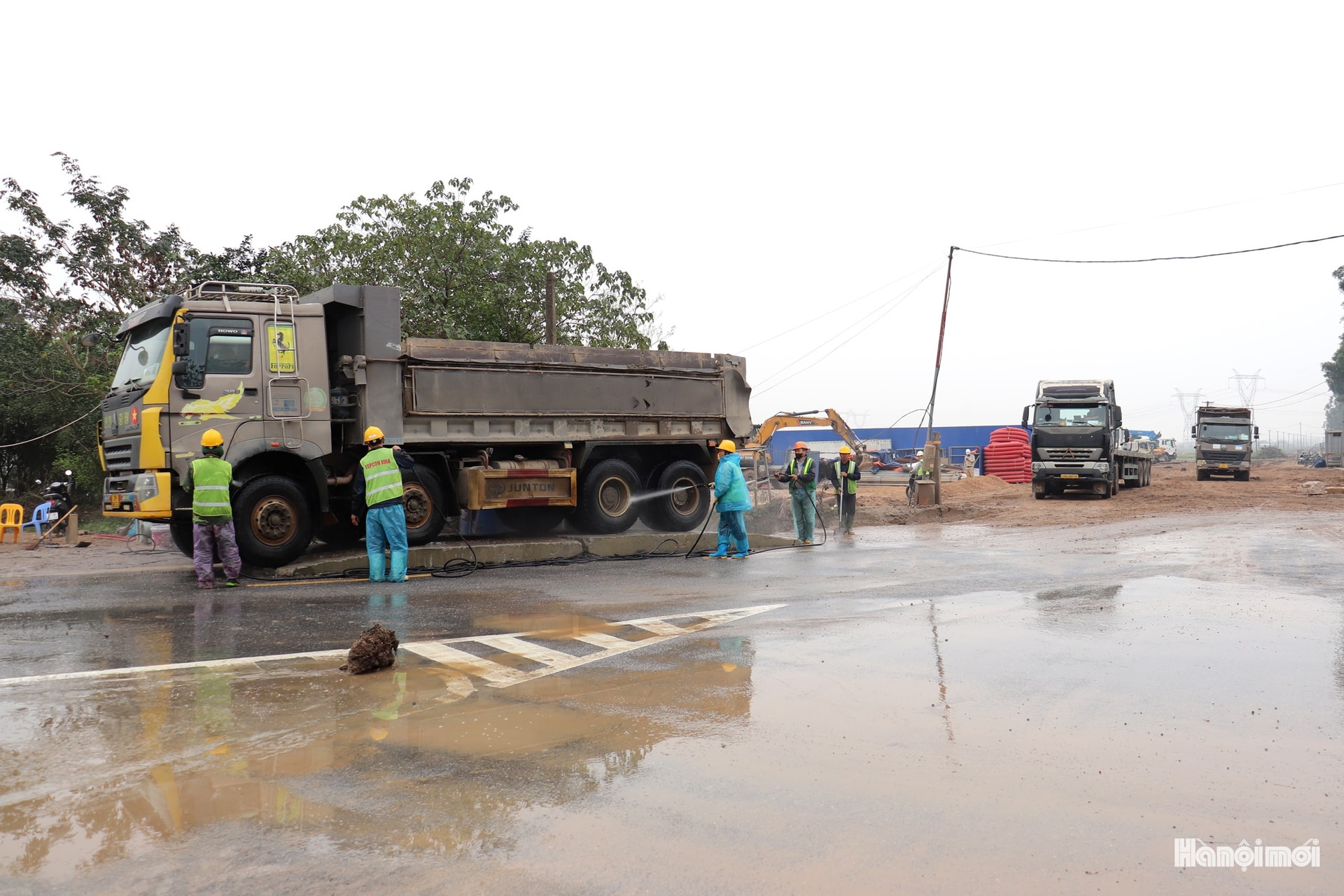 1. Hàng chục máy móc, thiết bị cơ giới hoạt động liên tục, đẩy nhanh tiến độ thi công các hạng mục nền móng.