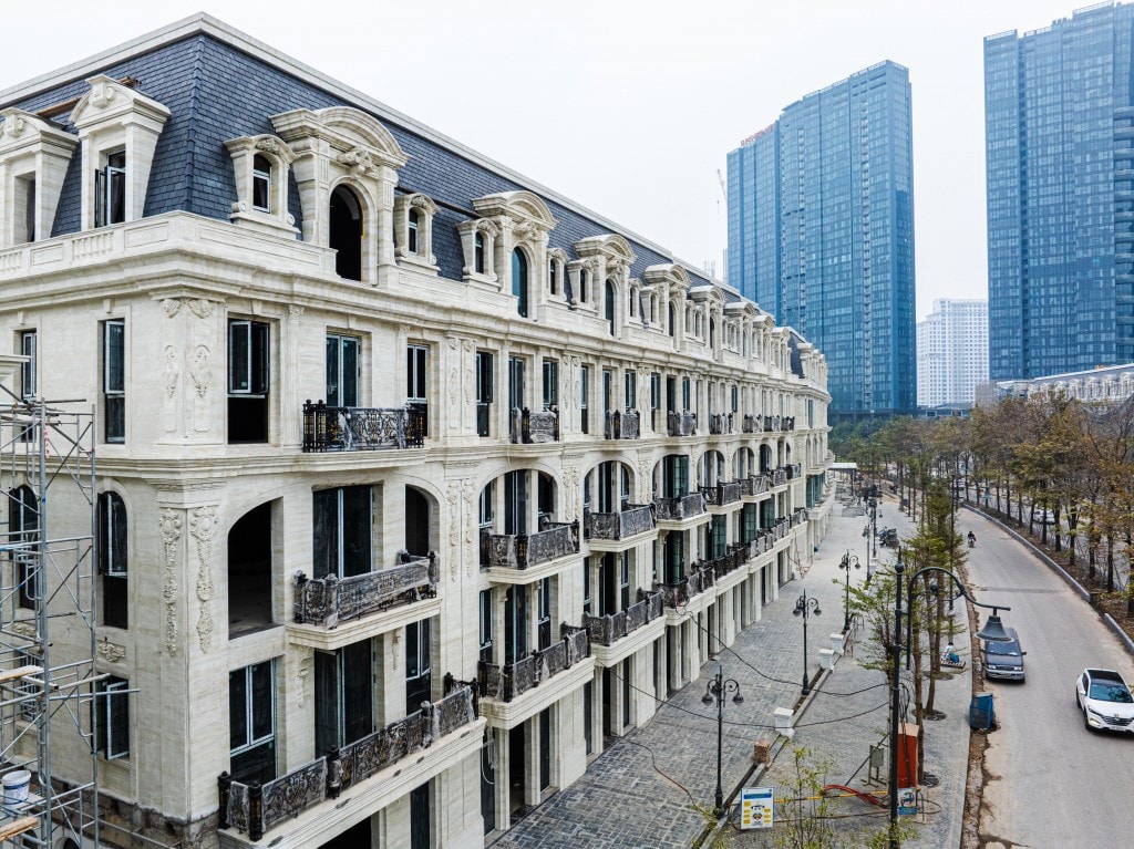 Ghi nhận thực tế cho thấy, hàng trăm dinh thự và shop villas tại Noble Palace Tay Ho đang hoàn thiện những hạng mục cuối cùng, sẵn sàng bàn giao những căn đầu tiên từ quý I/2026. Song song, hệ thống giao thông ngầm cũng được đẩy mạnh thi công đồng bộ.