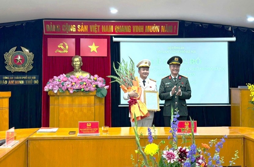 Đại tá Nguyễn Ngọc Quyền - Phó Bí thư Đảng ủy, Phó Giám đốc CATP Hà Nội trao quyết định của Giám đốc CATP Hà Nội bổ nhiệm Trung tá Chu Quốc Dũng giữ chức vụ Trưởng Ban Biên tập Chuyên đề An ninh Thủ đô