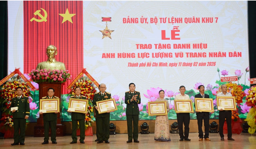 Thừa ủy quyền của Chủ tịch nước, Thượng tướng Nguyễn Văn Gấu trao Bằng danh hiệu Anh hùng Lực lượng vũ trang nhân dân cho các đồng chí và thân nhân các đồng chí. (Nguồn: báo Quân đội Nhân dân)