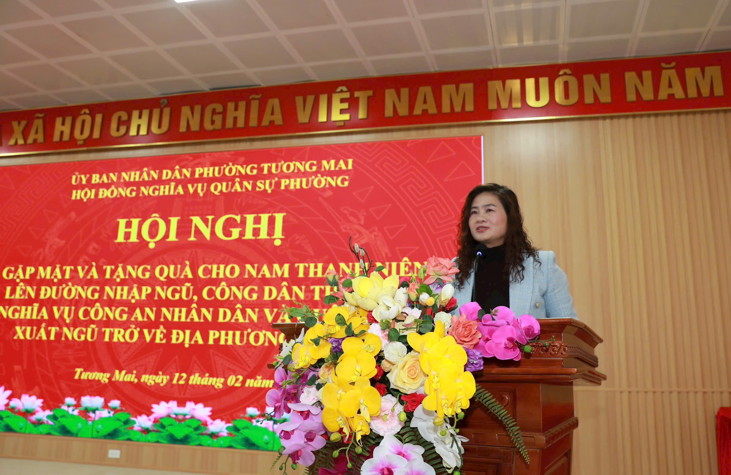 Phó Bí thư Đảng ủy, Chủ tịch UBND phường Tương Mai Đào Thị Thu Hằng phát biểu tại hội nghị. Ảnh: PV