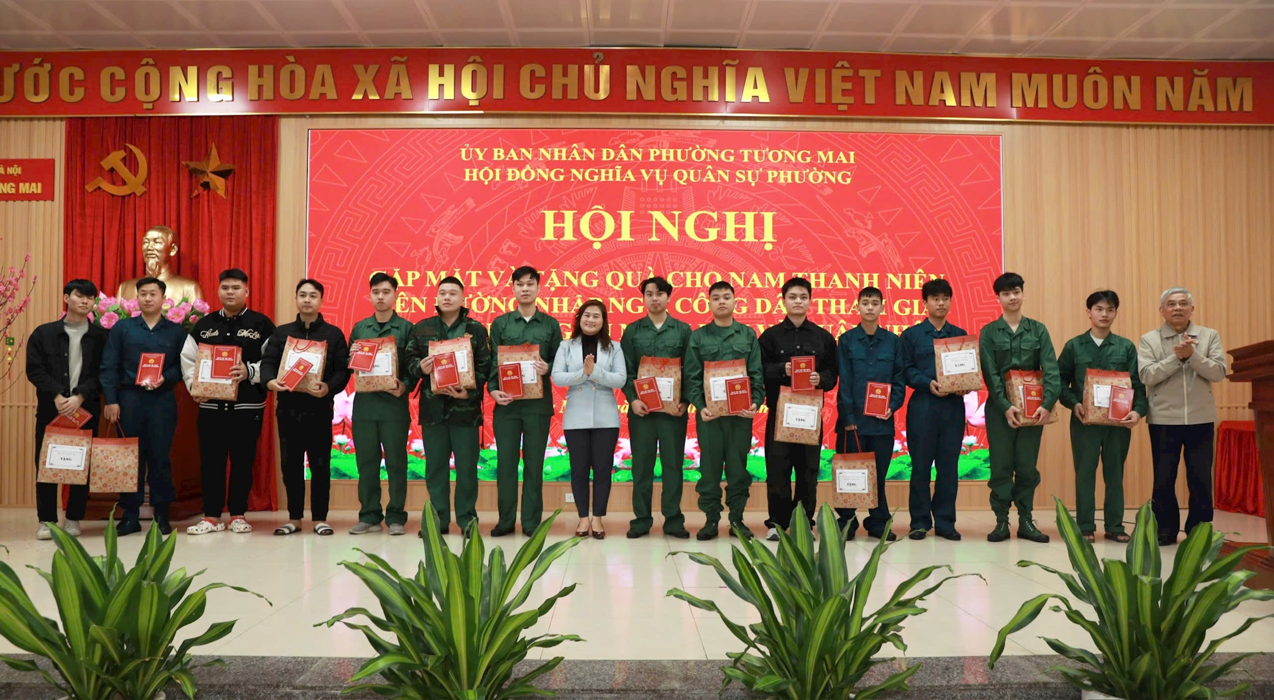 Lãnh đạo phường Tương Mai tặng quà cho các quân nhân xuất ngũ. Ảnh: PV